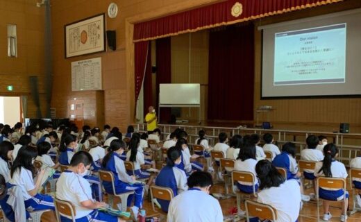 代表の村上が楯岡小学校で講演を行いました｜講演の様子